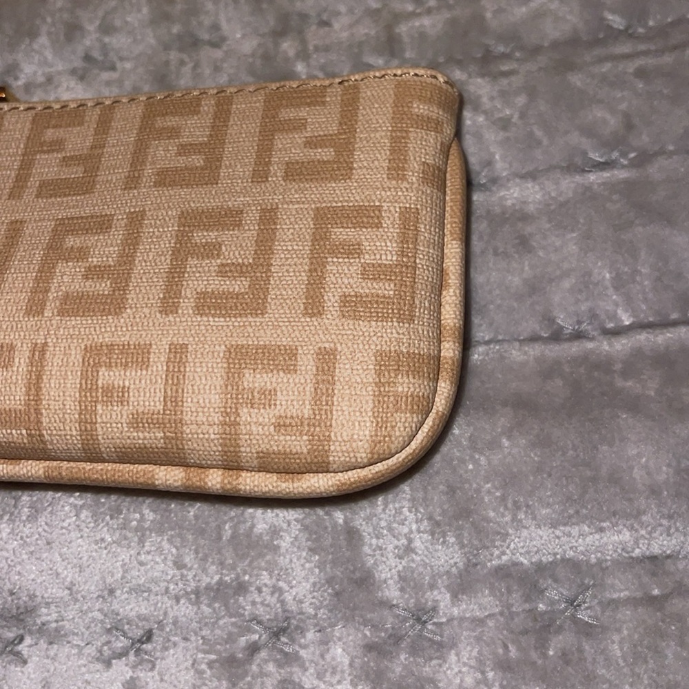 Fendi Preloved Coín key purse excellent condition color beige. - Picture 5 of 8